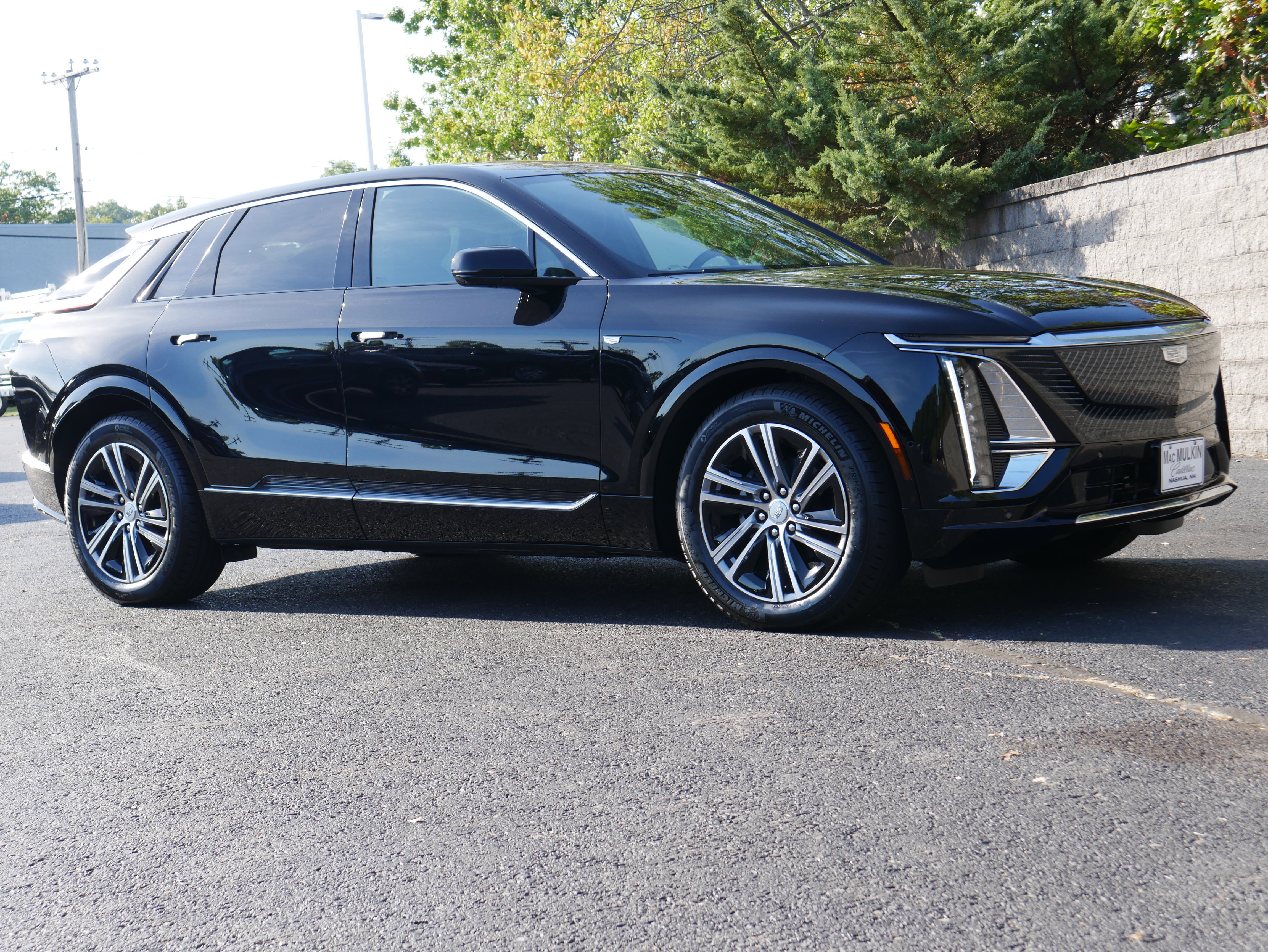 Used 2025 Cadillac Lyriq Luxury w/ LPO, Floor Liner Package AWD/4WD image 9