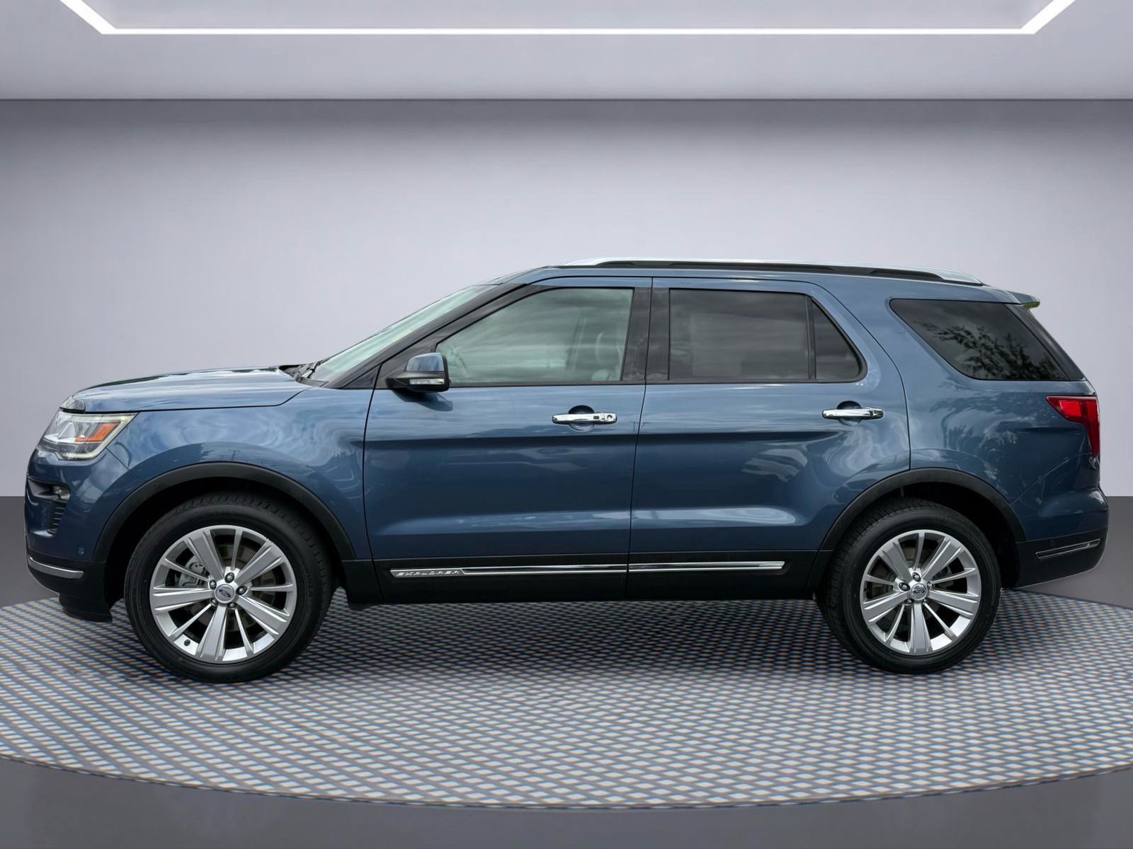 Used 2018 Ford Explorer Limited w/ Equipment Group 301A AWD/4WD image 3