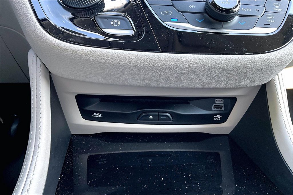 Used 2023 Chrysler Pacifica Limited w/ Uconnect Theater Family Group AWD/4WD image 15