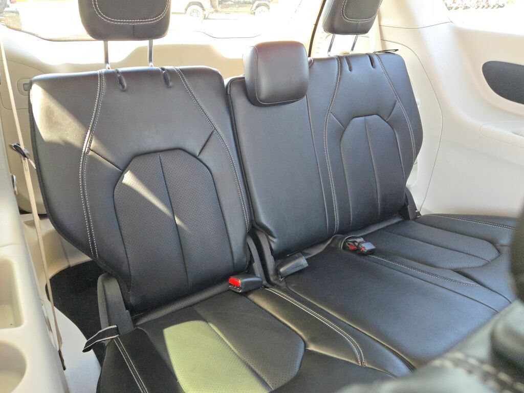 Certified 2024 Chrysler Pacifica Touring-L FWD image 12