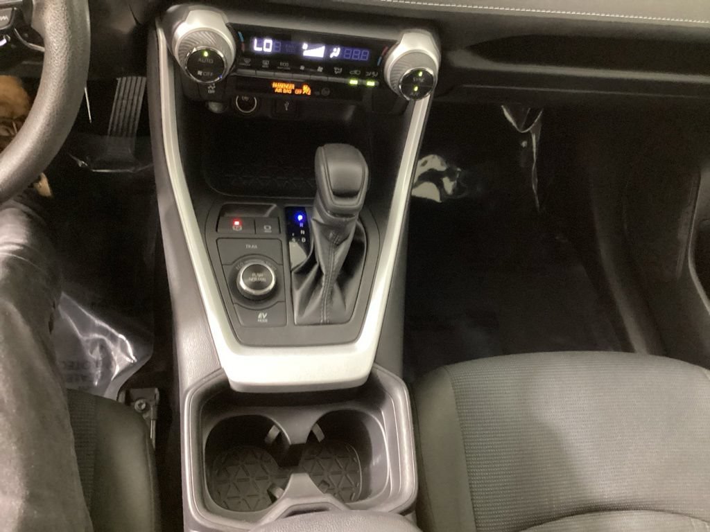Used 2021 Toyota RAV4 LE AWD/4WD image 18
