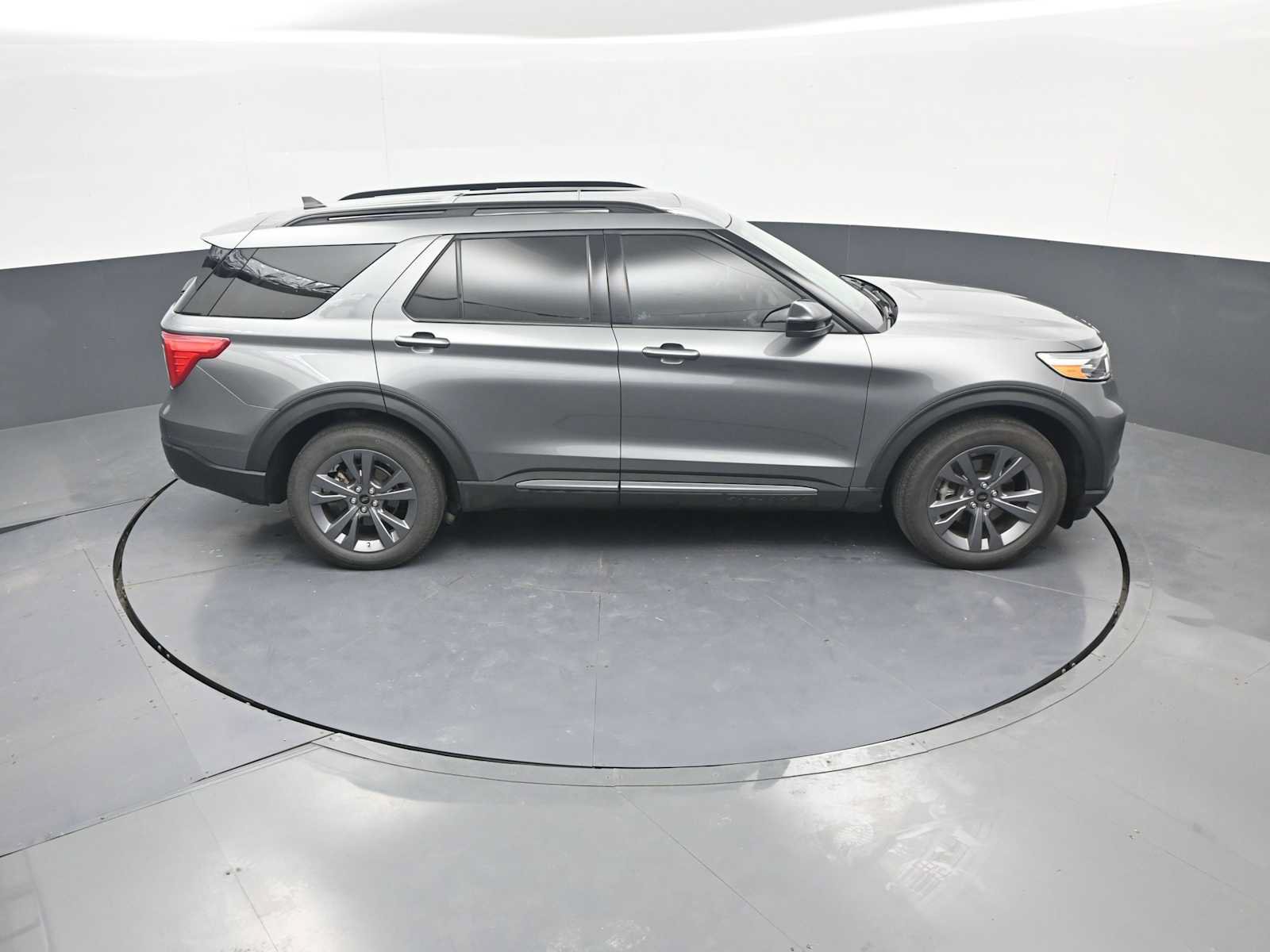 Used 2024 Ford Explorer XLT w/ Equipment Group 202A AWD/4WD image 43