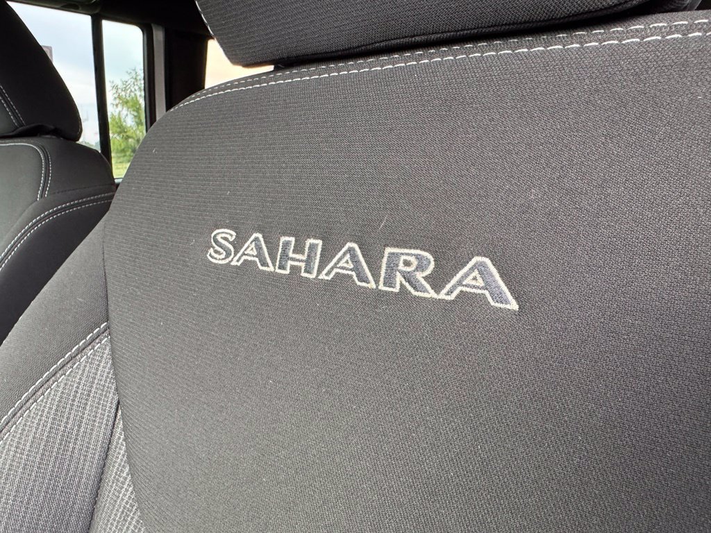 Used 2017 Jeep Wrangler Unlimited Sahara w/ Connectivity Group AWD/4WD image 14