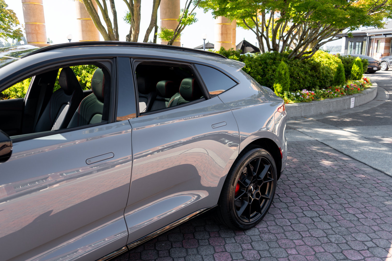 Used 2022 Aston Martin DBX AWD/4WD image 45