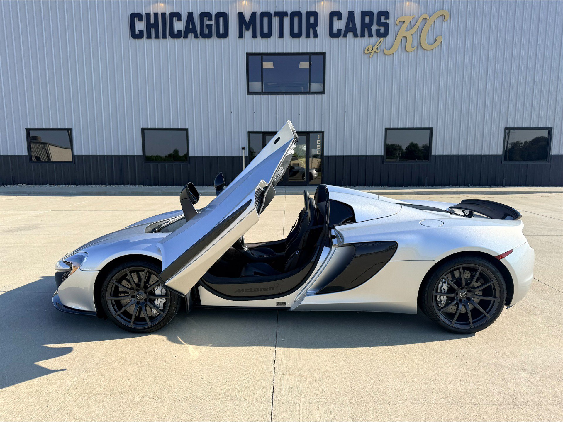 Used 2016 McLaren 650S Spider RWD image 1