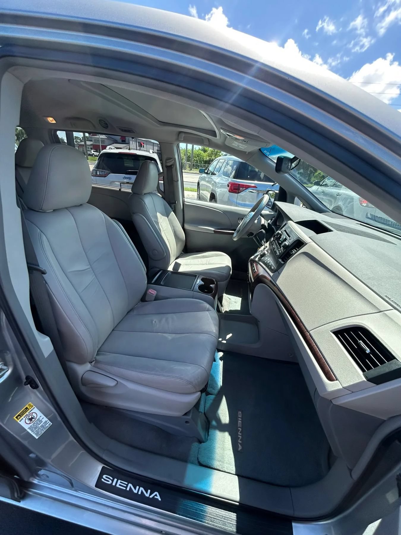 Used 2011 Toyota Sienna XLE FWD image 22