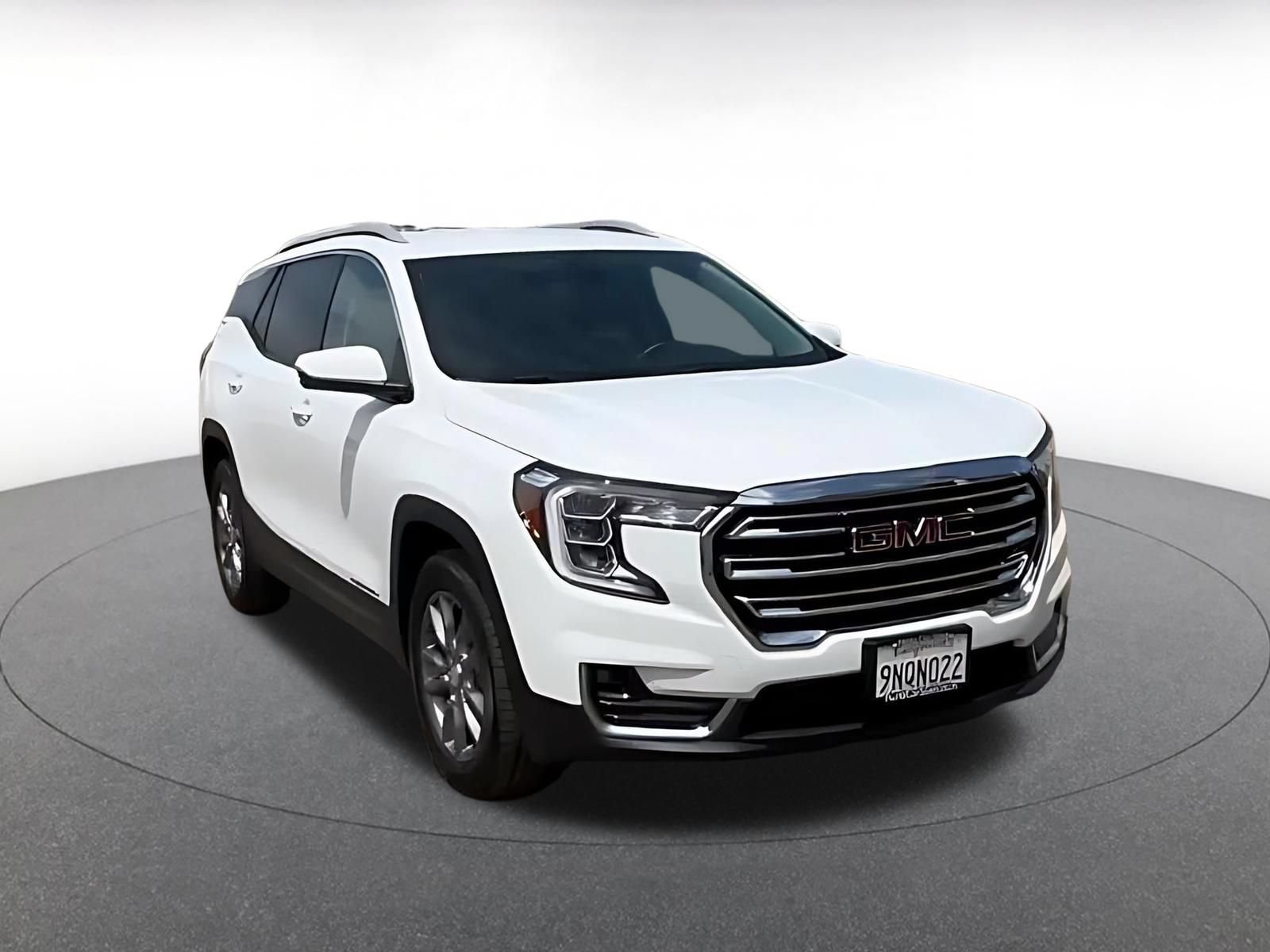 Used 2024 GMC Terrain SLT AWD/4WD image 3