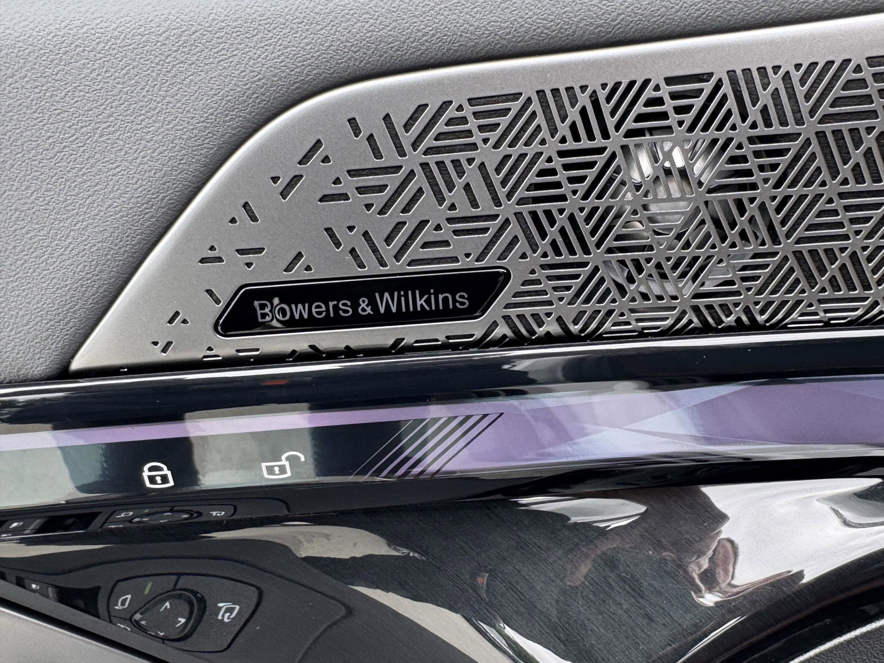 Used 2025 BMW 550e xDrive w/ Premium Package image 27