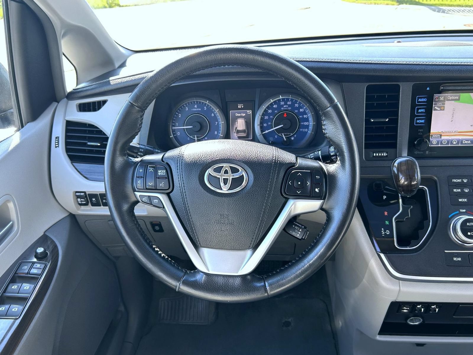 Used 2015 Toyota Sienna XLE w/ XLE Navigation Package FWD image 11