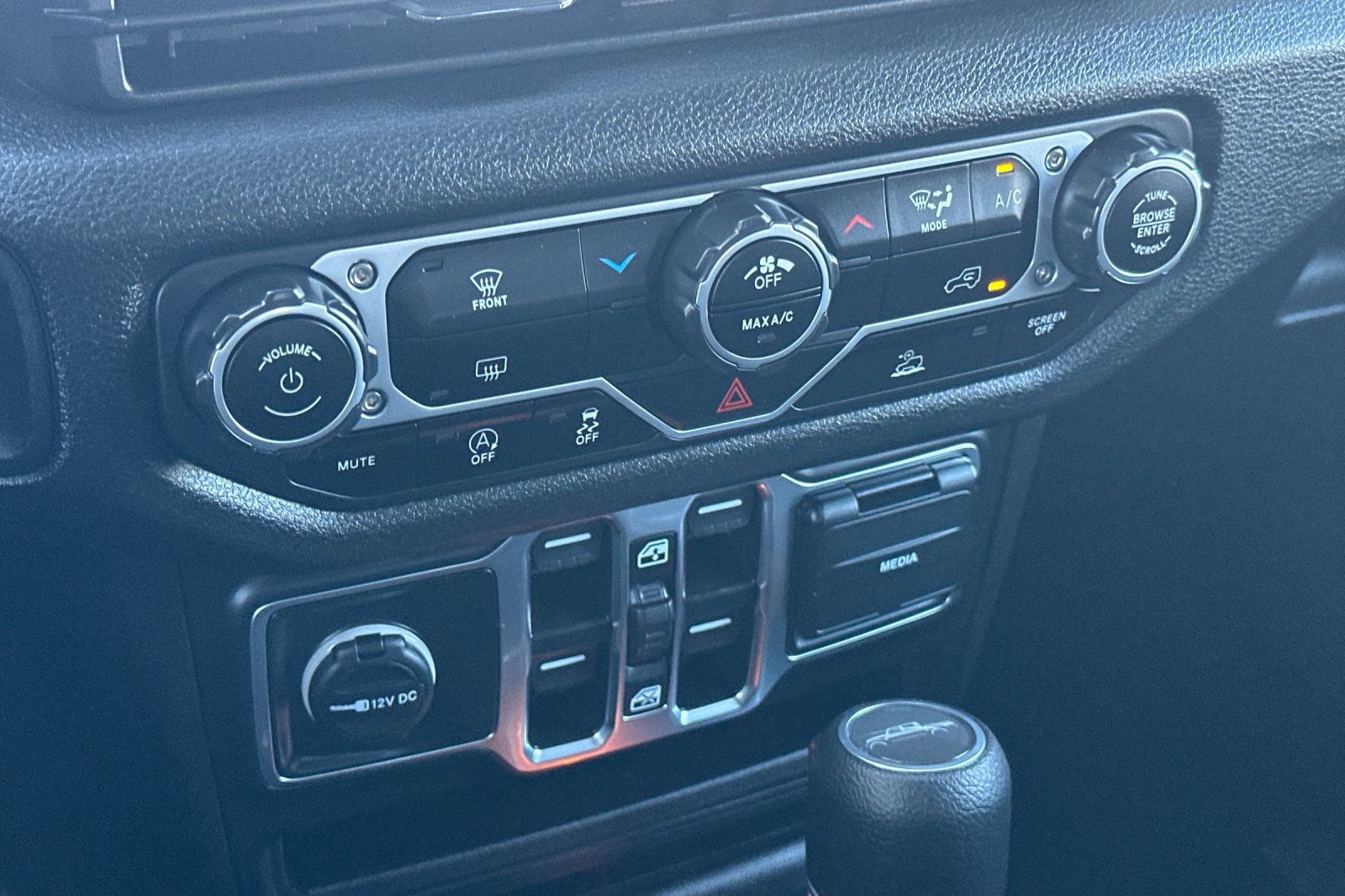 New 2025 Jeep Gladiator Nighthawk image 16