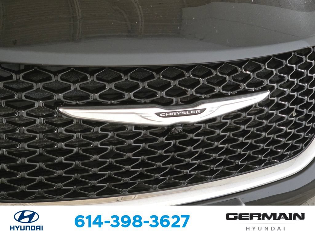 Used 2023 Chrysler Pacifica Touring-L FWD image 14