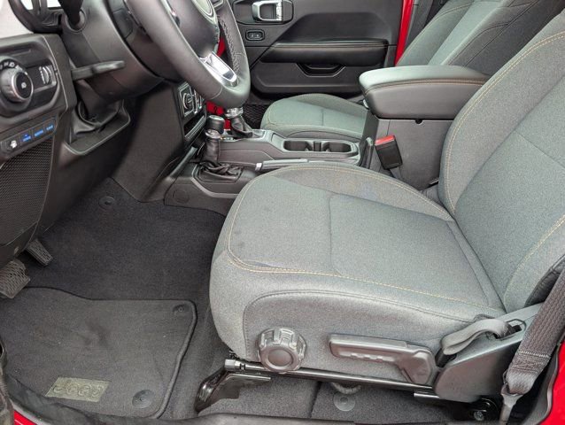 Used 2025 Jeep Wrangler Unlimited Sahara AWD/4WD image 15