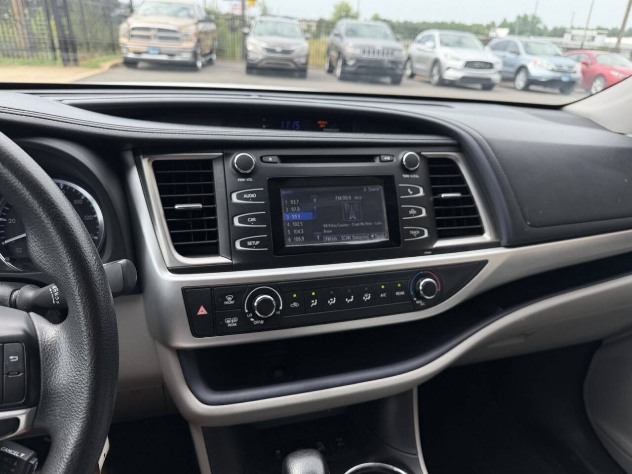 Used 2015 Toyota Highlander LE AWD/4WD image 27