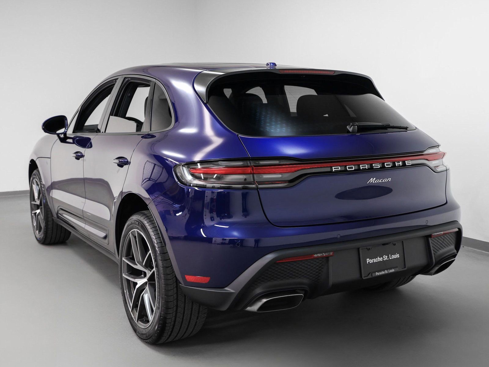 Certified 2025 Porsche Macan image 3