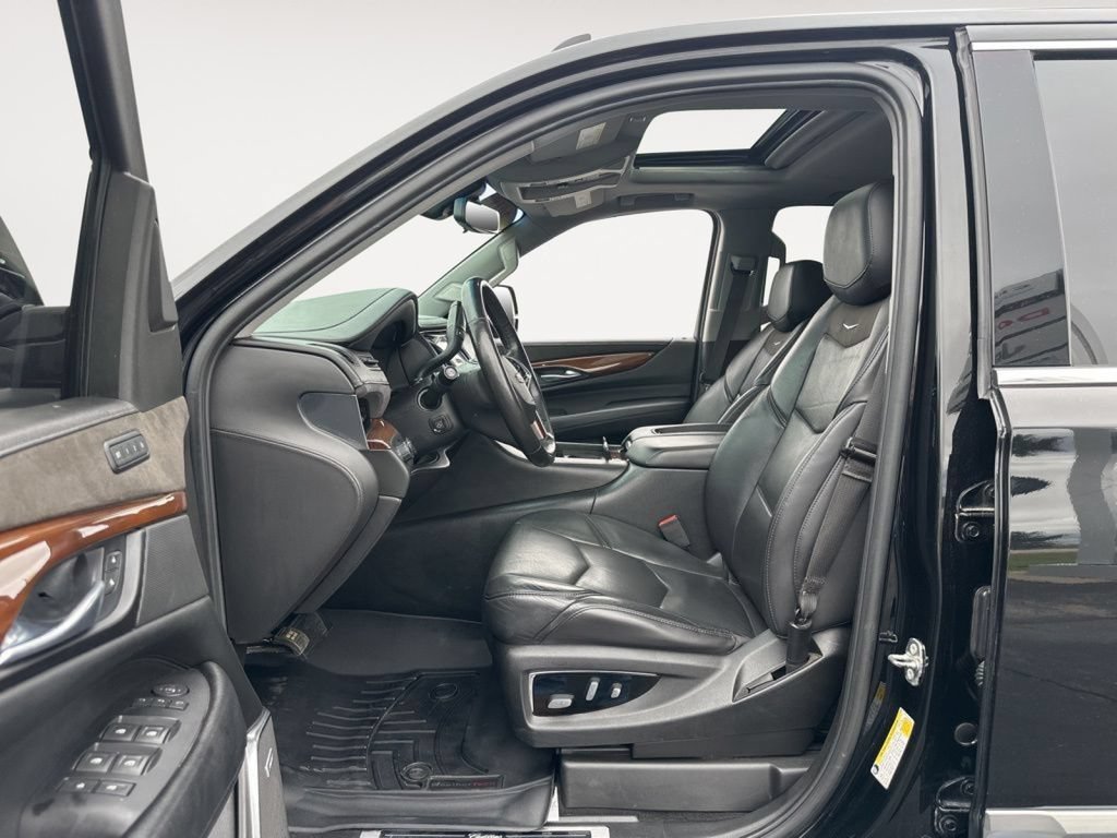 Used 2018 Cadillac Escalade ESV Luxury AWD/4WD image 18
