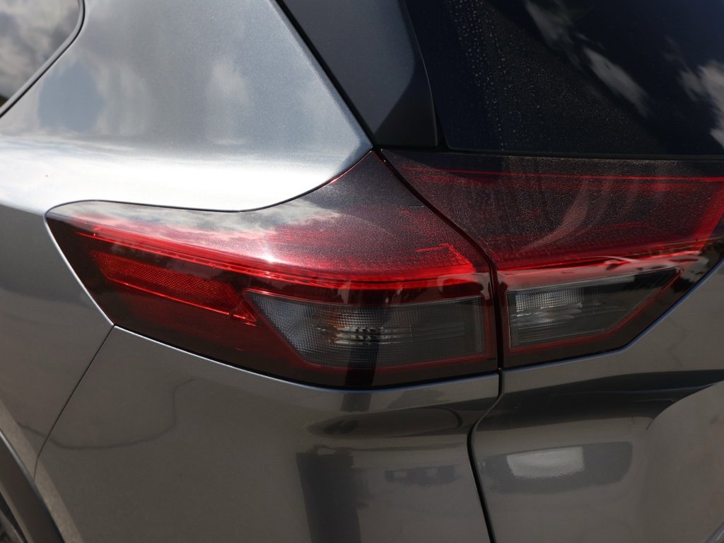 Used 2023 Nissan Rogue SV image 7