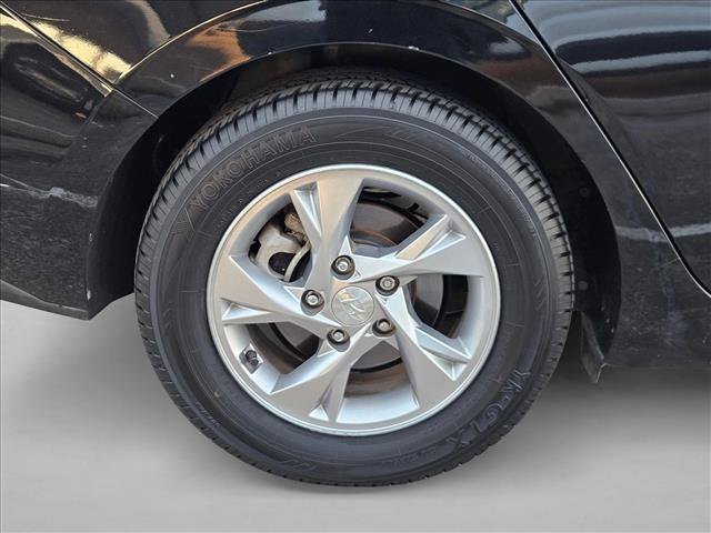 Used 2021 Hyundai Elantra SE FWD image 19