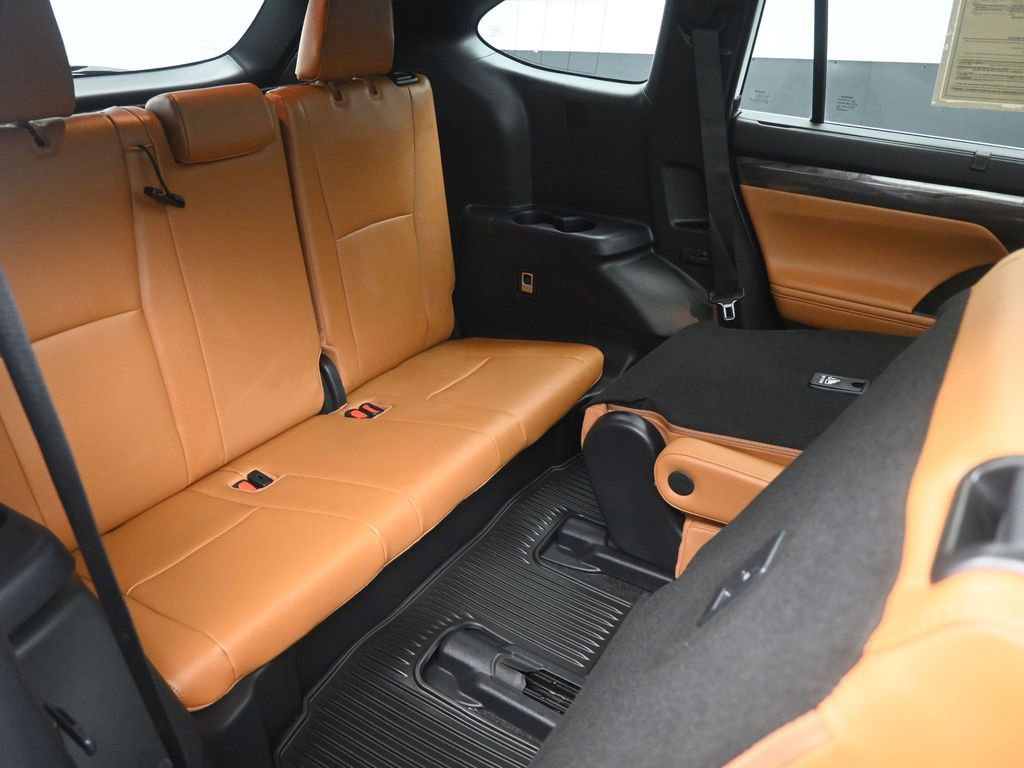 Used 2024 Toyota Highlander Platinum FWD image 27