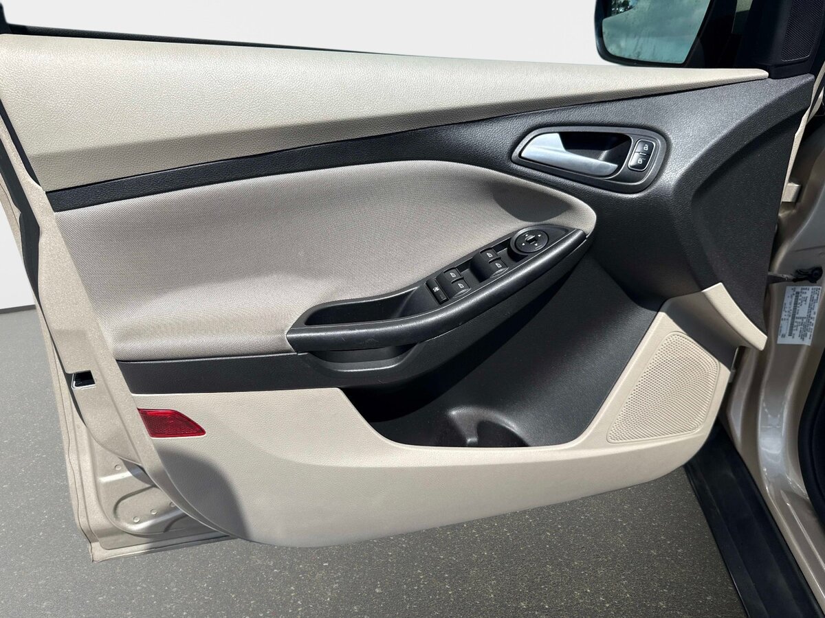 Used 2018 Ford Focus SE FWD image 15