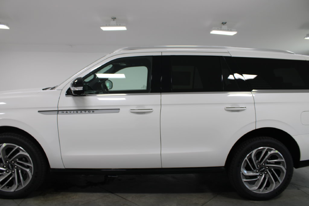 New 2027 Lincoln Navigator Reserve AWD/4WD image 5