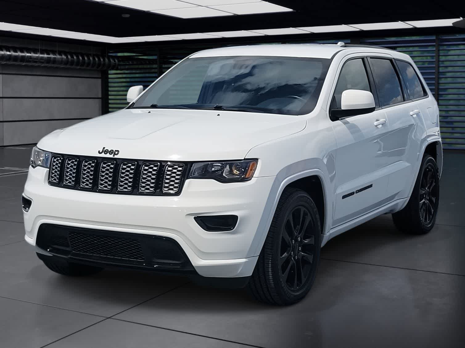 Used 2020 Jeep Grand Cherokee Altitude RWD image 1