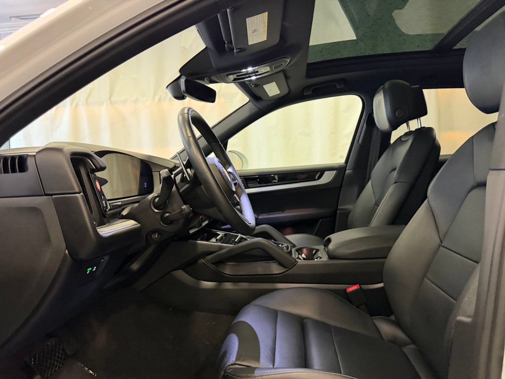Certified 2024 Porsche Cayenne AWD/4WD image 5