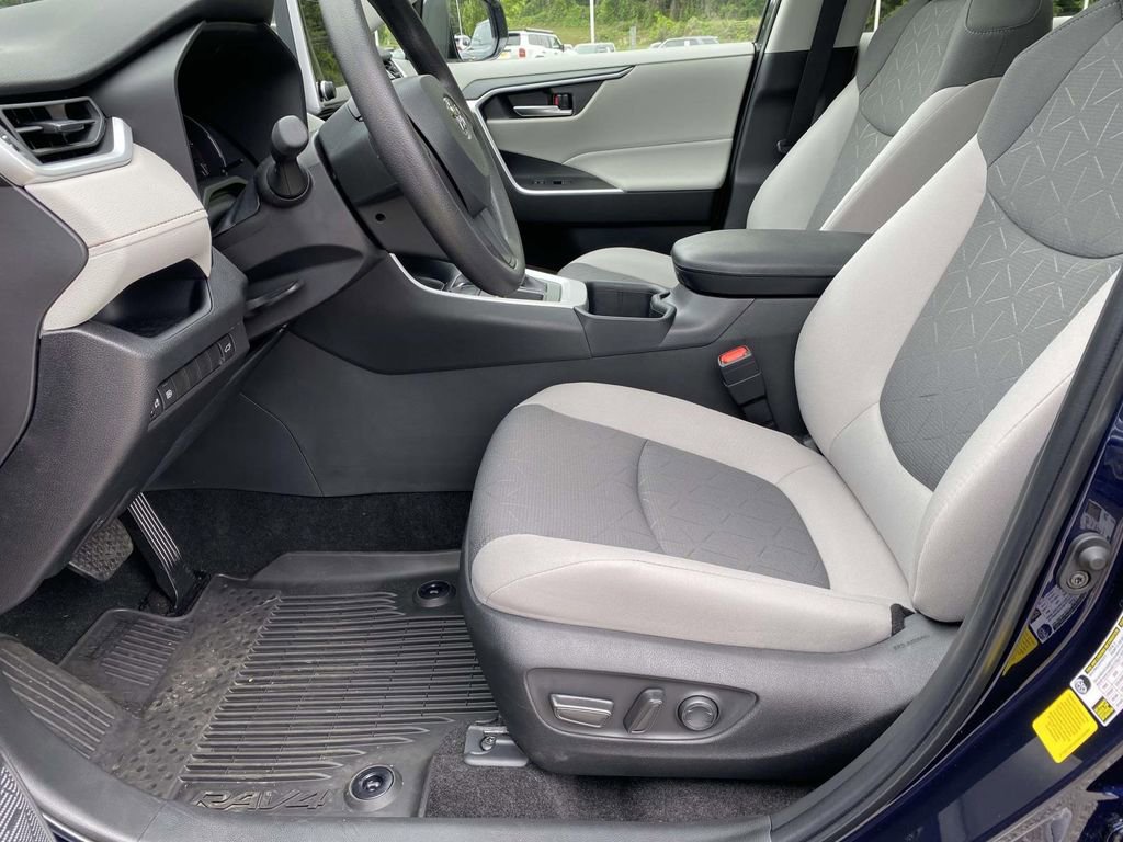 Used 2025 Toyota RAV4 XLE w/ Convenience Package FWD image 18
