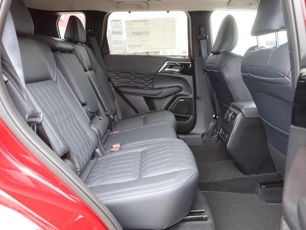New 2025 Mitsubishi Outlander SEL image 18