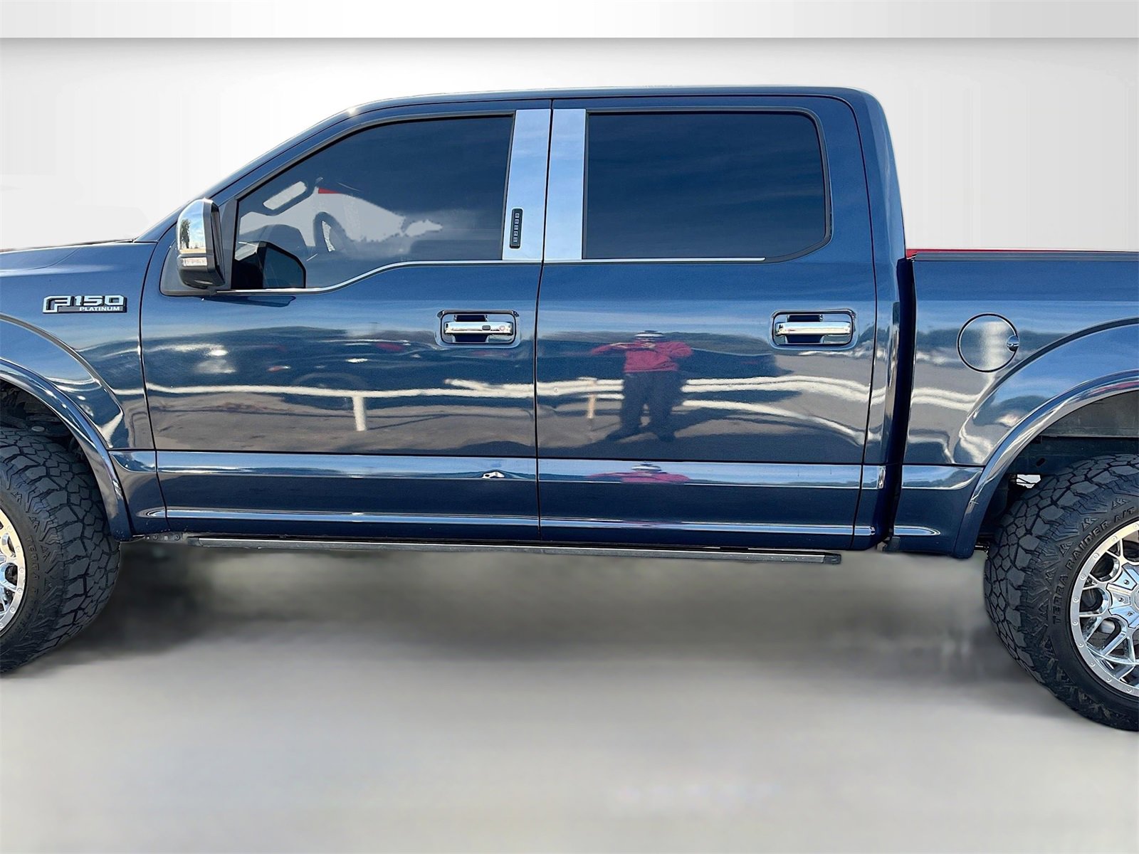 Used 2017 Ford F150 Platinum w/ Equipment Group 701A Luxury image 4