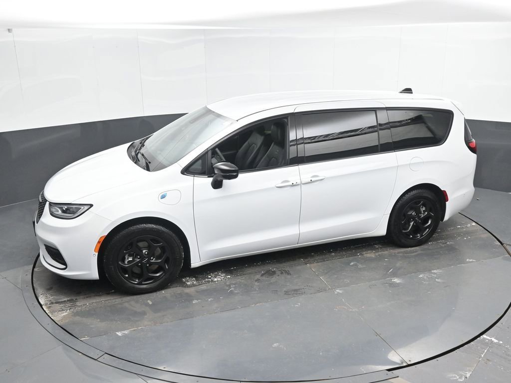 Used 2024 Chrysler Pacifica Select image 42