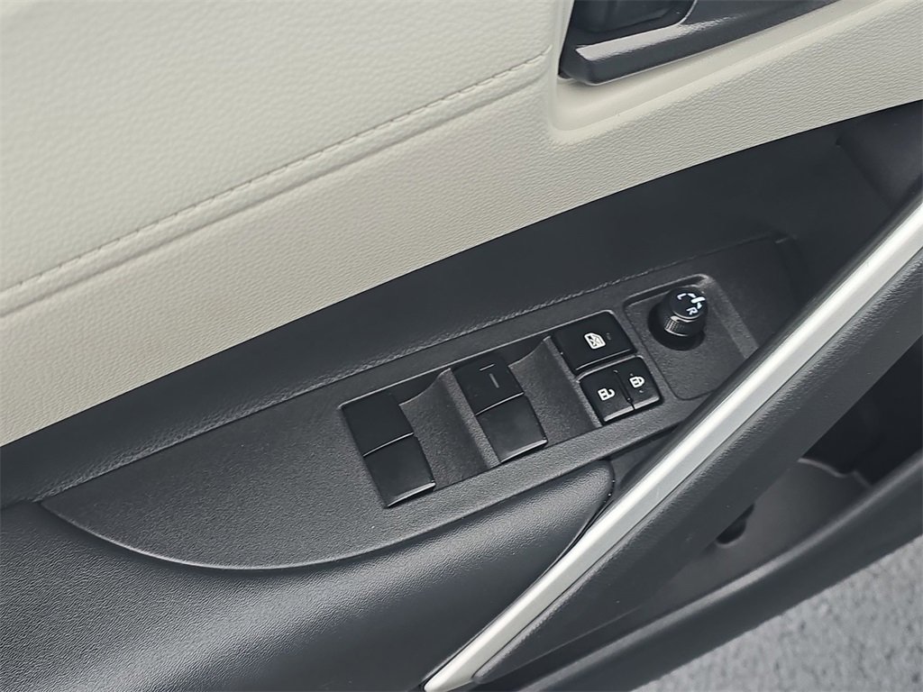 Used 2025 Toyota Corolla Cross L image 18
