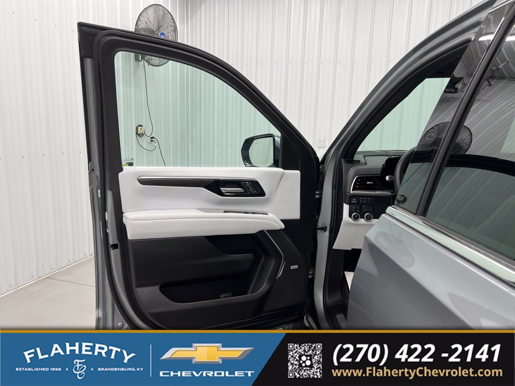 Used 2026 Chevrolet Suburban Premier AWD/4WD image 8