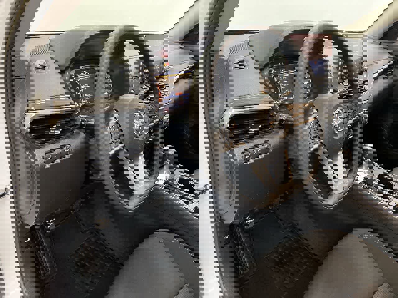 Used 2025 Nissan Altima 2.5 SV image 2