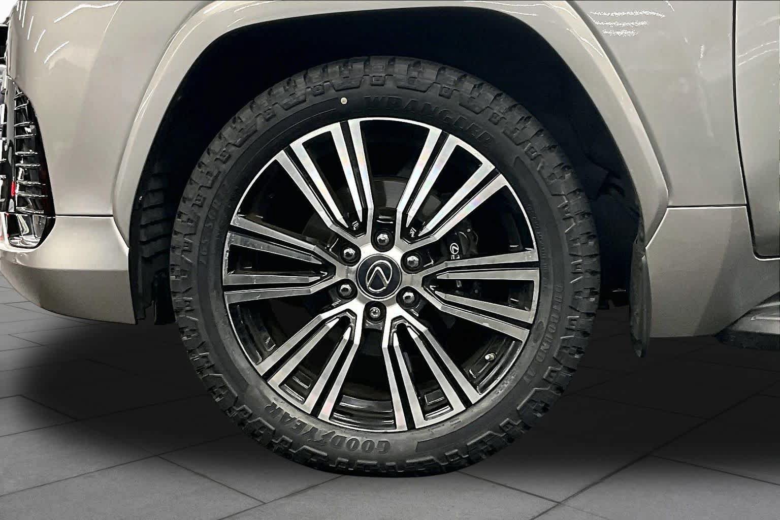Used 2022 Lexus LX 600 4WD w/ Luxury Package image 10