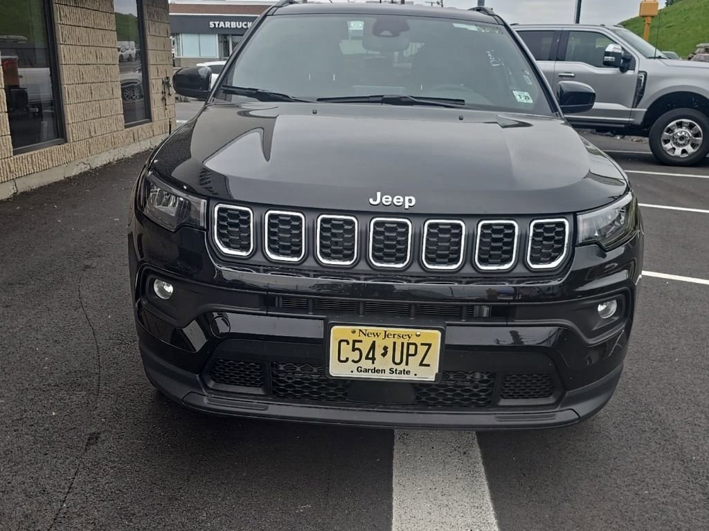 Used 2025 Jeep Compass Latitude AWD/4WD image 2