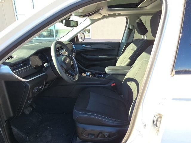 Used 2023 Jeep Grand Cherokee Laredo w/ Luxury Tech Group I image 14