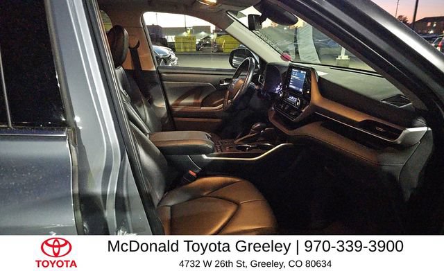 Used 2022 Toyota Highlander XLE AWD/4WD image 3