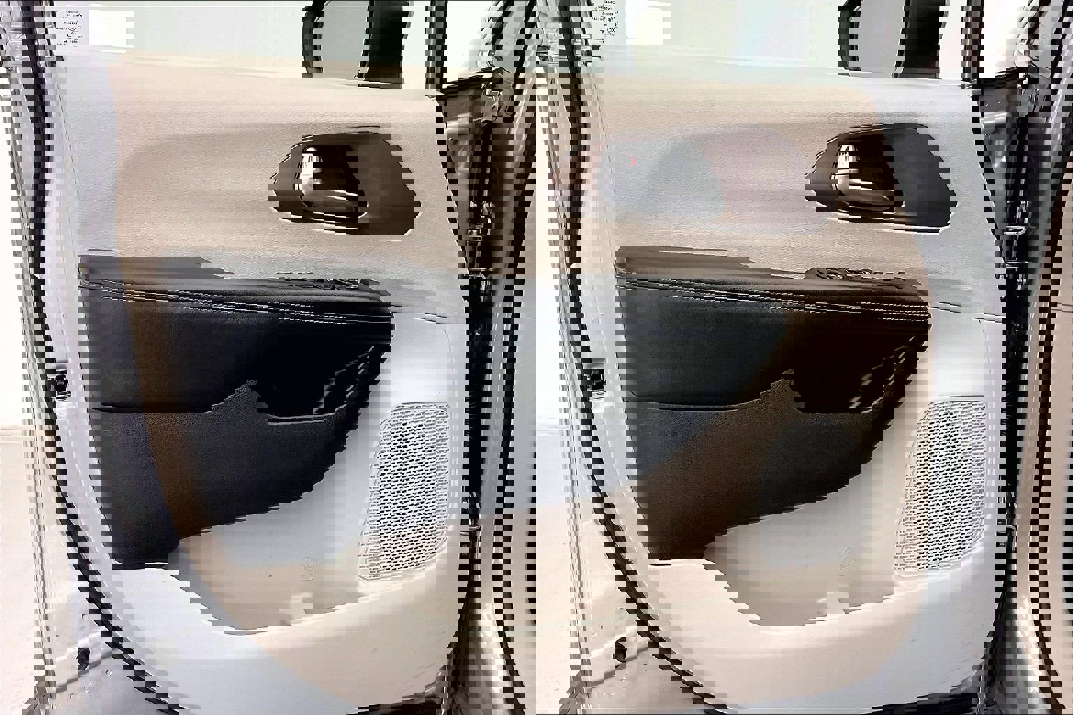 Used 2020 Chrysler Voyager Lxi image 25