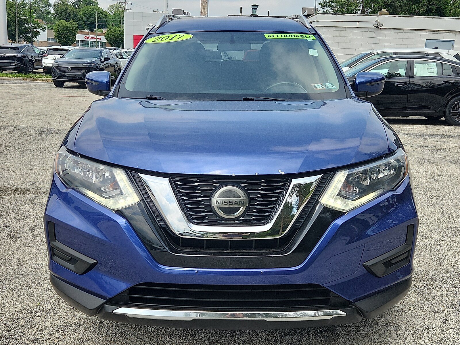 Used 2018 Nissan Rogue SV FWD image 2