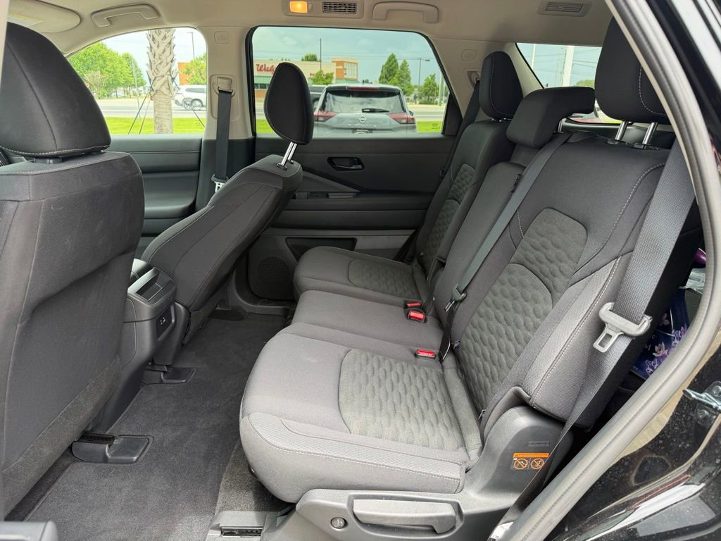 Used 2025 Nissan Pathfinder S FWD image 12