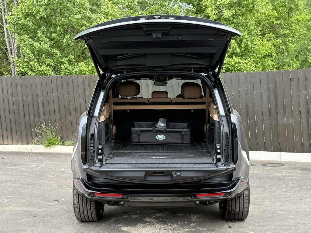 New 2025 Land Rover Range Rover Long Wheelbase SE image 5