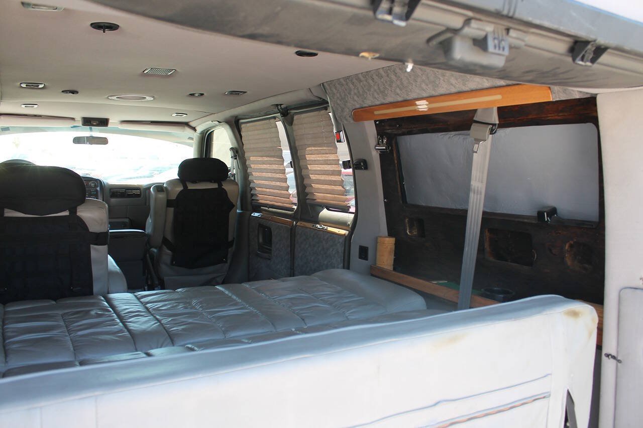 Used 2000 GMC Savana 1500 w/ Marketing Option Pkg 1SE RWD image 23