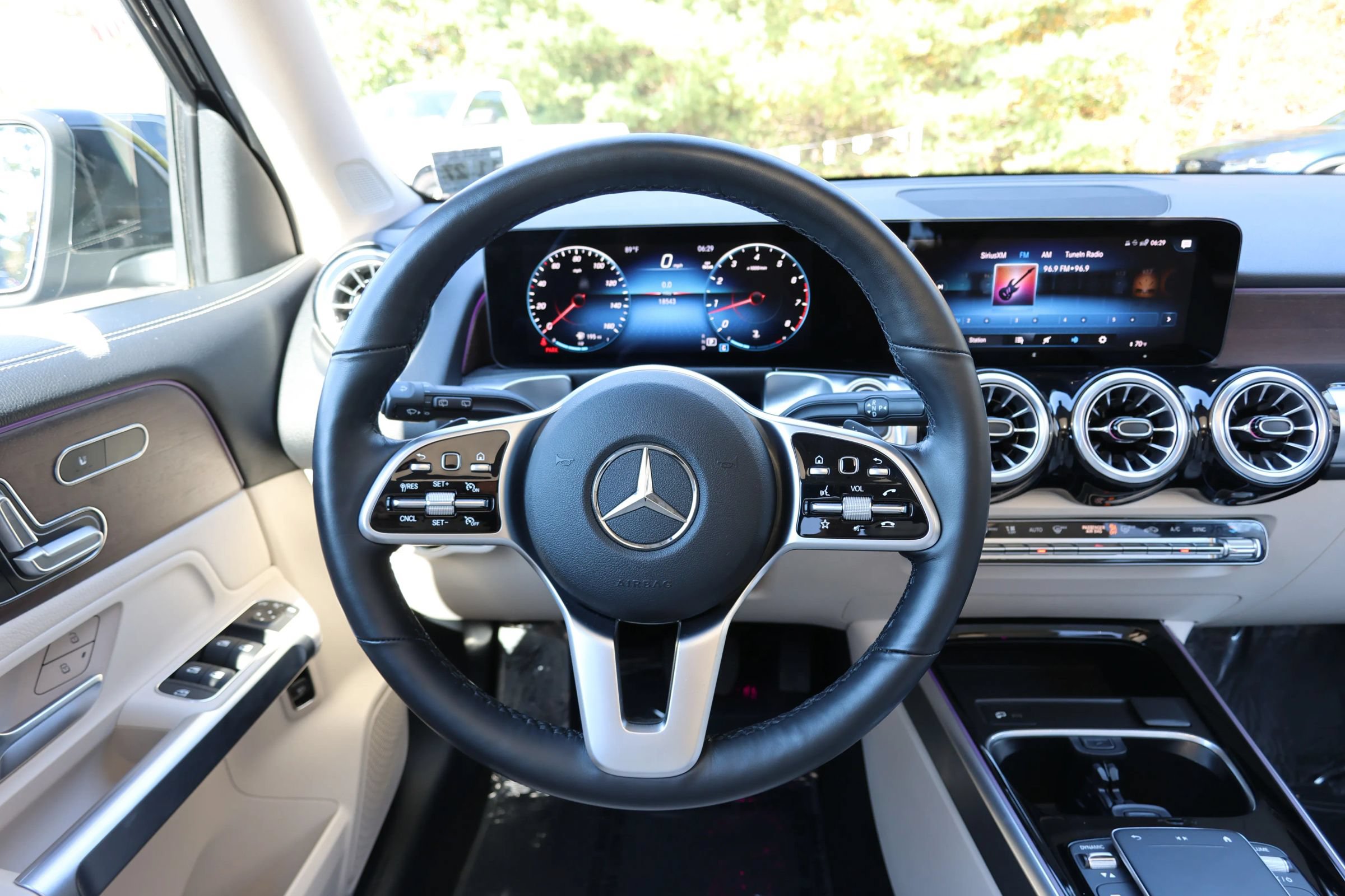 Used 2023 Mercedes-Benz GLB 250 4MATIC w/ Premium Package image 34