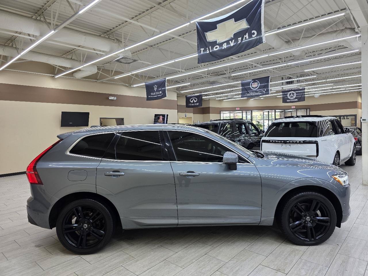 Used 2018 Volvo XC60 T5 Momentum w/ Convenience Package AWD/4WD image 5