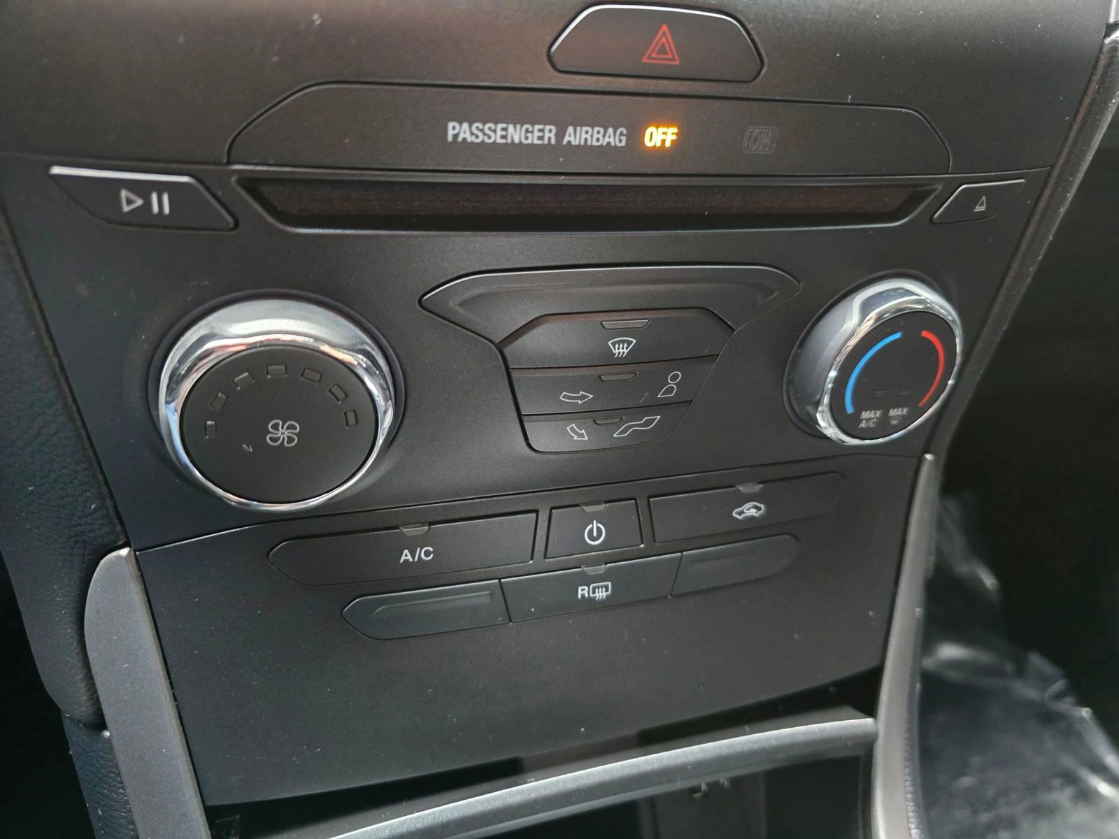 Used 2018 Ford Edge SE image 30