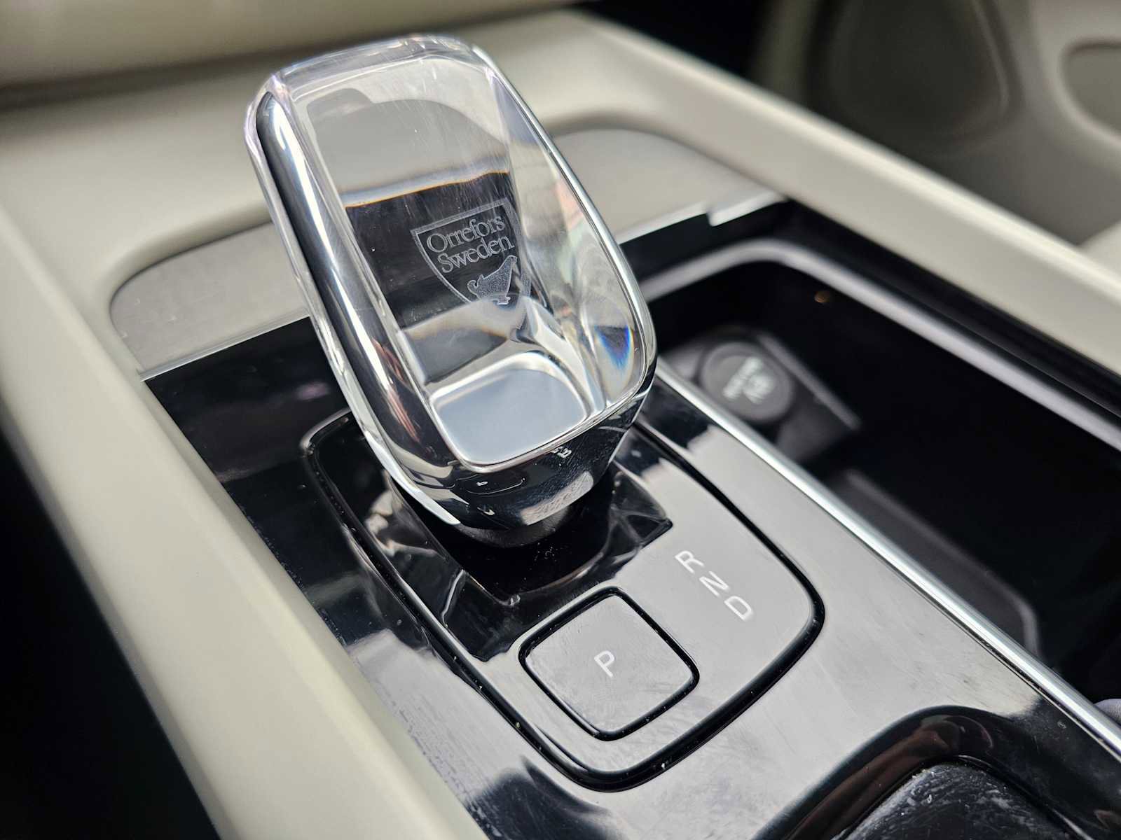 Certified 2023 Volvo XC60 T8 Ultimate w/ Climate Package image 41