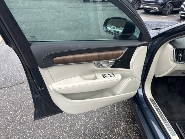 Used 2022 Volvo S90 B6 Inscription image 13