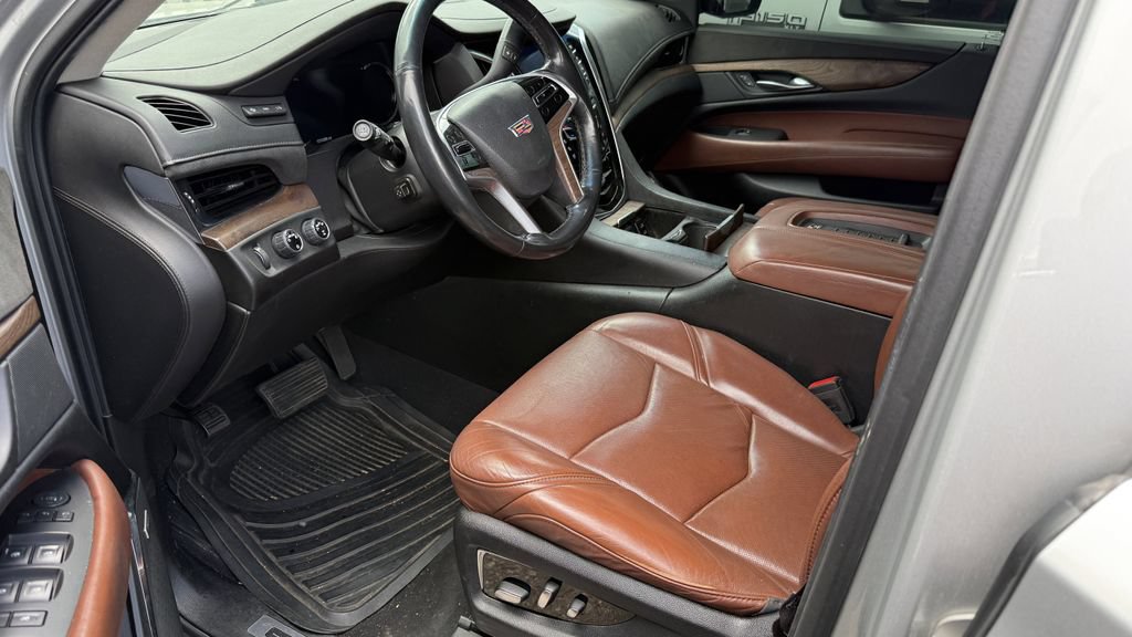 Used 2017 Cadillac Escalade Luxury AWD/4WD image 3