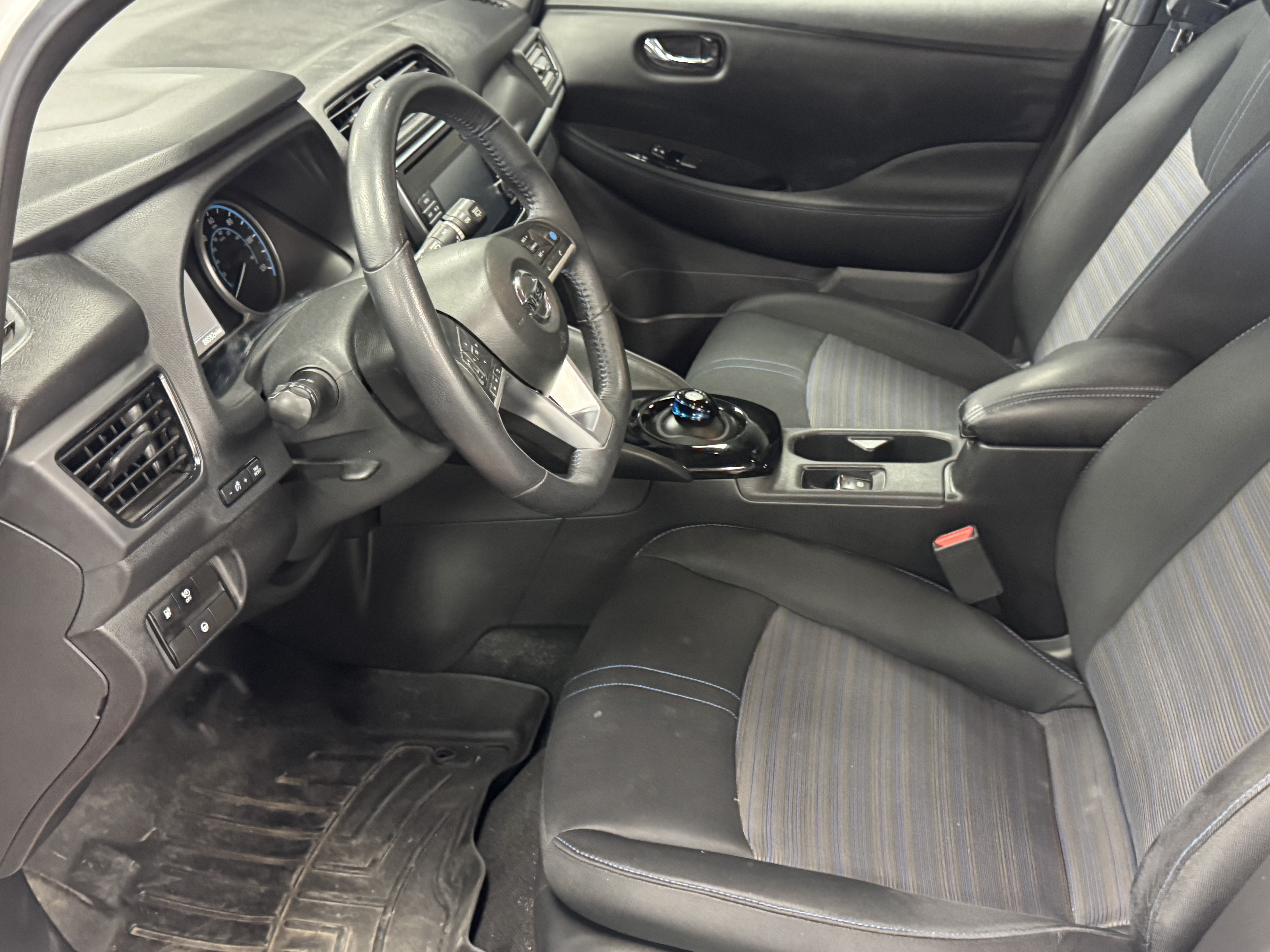 Used 2018 Nissan Leaf SV w/ SV Technology Package FWD image 12