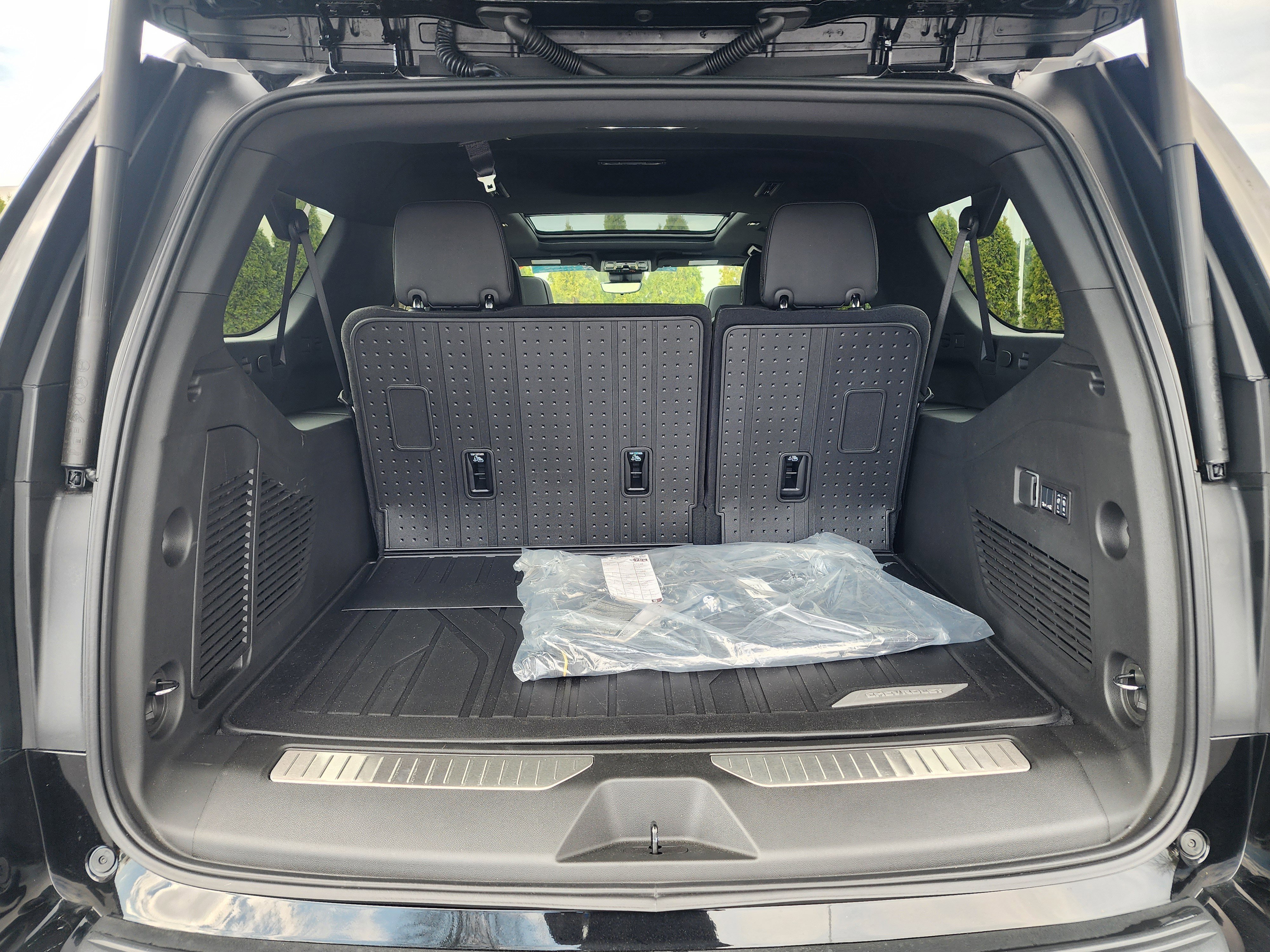 Used 2026 Chevrolet Suburban High Country image 12